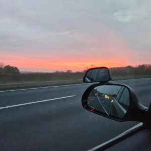 18.11.2023: Morgenrot am Himmel, Foto aus dem Auto raus
