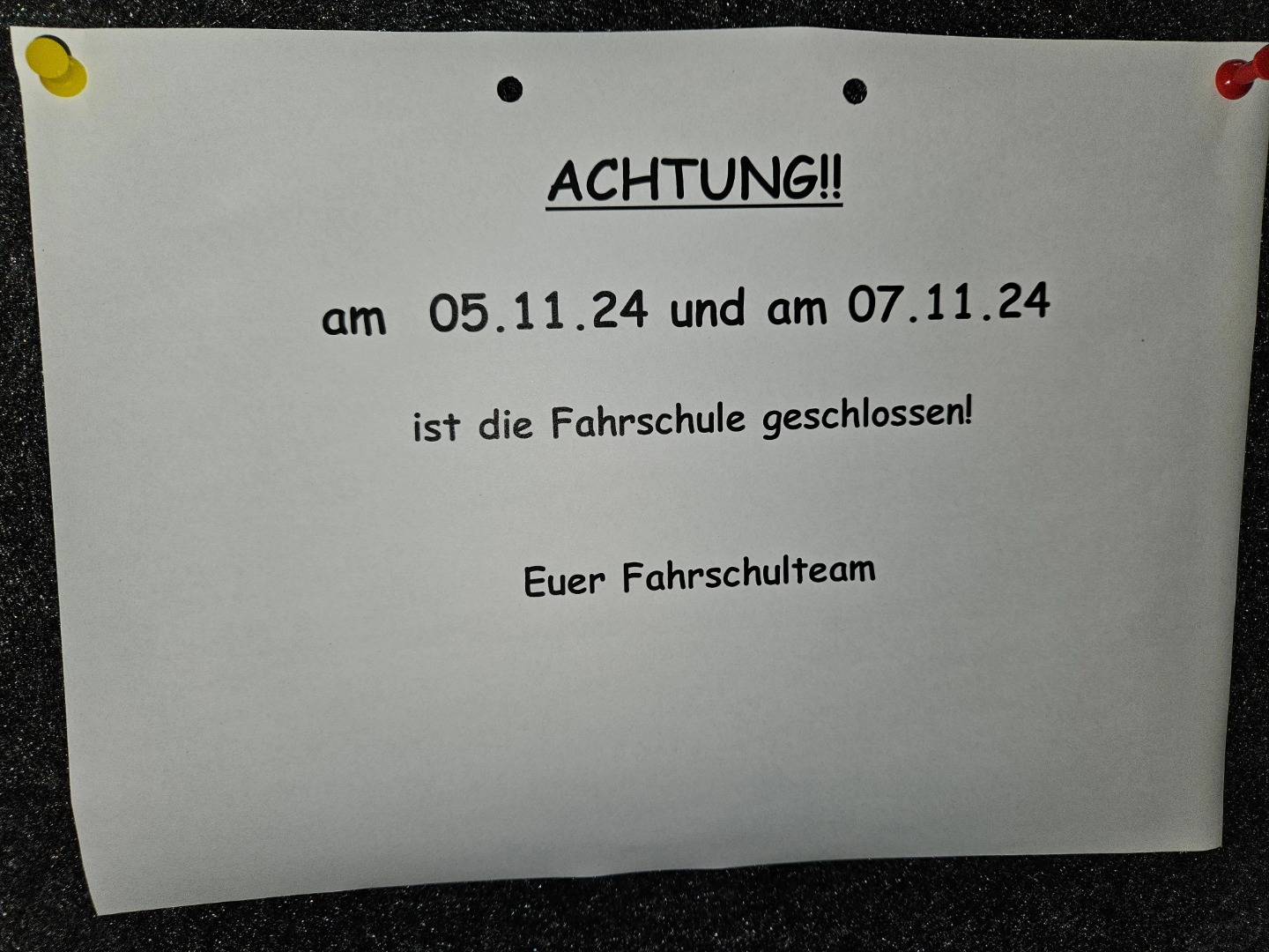 Aushang mit Text: Büro Dienstag und Donnrstag am 5. und 7. November geschlossen.