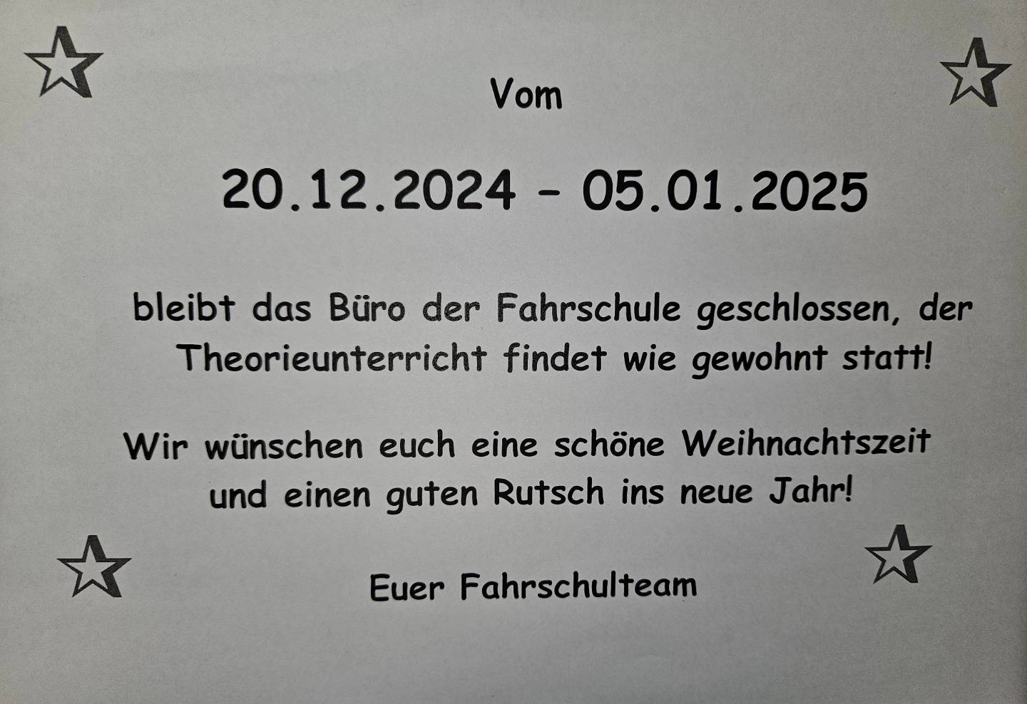 Aushang mit Text: Vom 20.12.24 - 05.01.25 bleibt das Büro der Fahrschule geschlossen, der Theorieunterricht findet wie gewohnt statt - Weihnachtsgruß