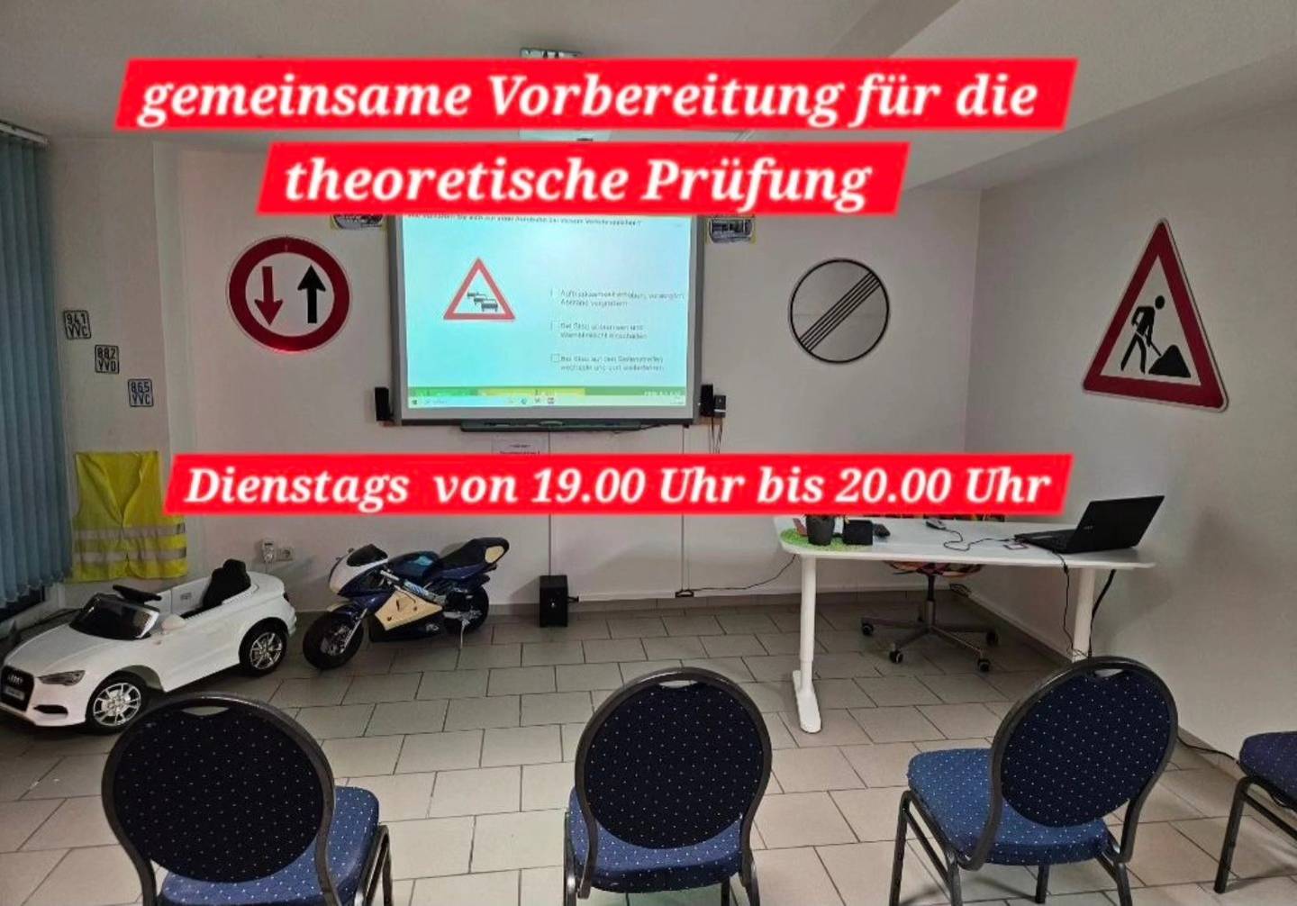 Bild des Theorieunterrichtsraum, mit Tafel und typischen fahrschulgegenständen. Darauf der Text: -Gemeinsame Vorbereitung für die theoretische Prüfung - Dienstags von 19 bis 20 Uhr- 