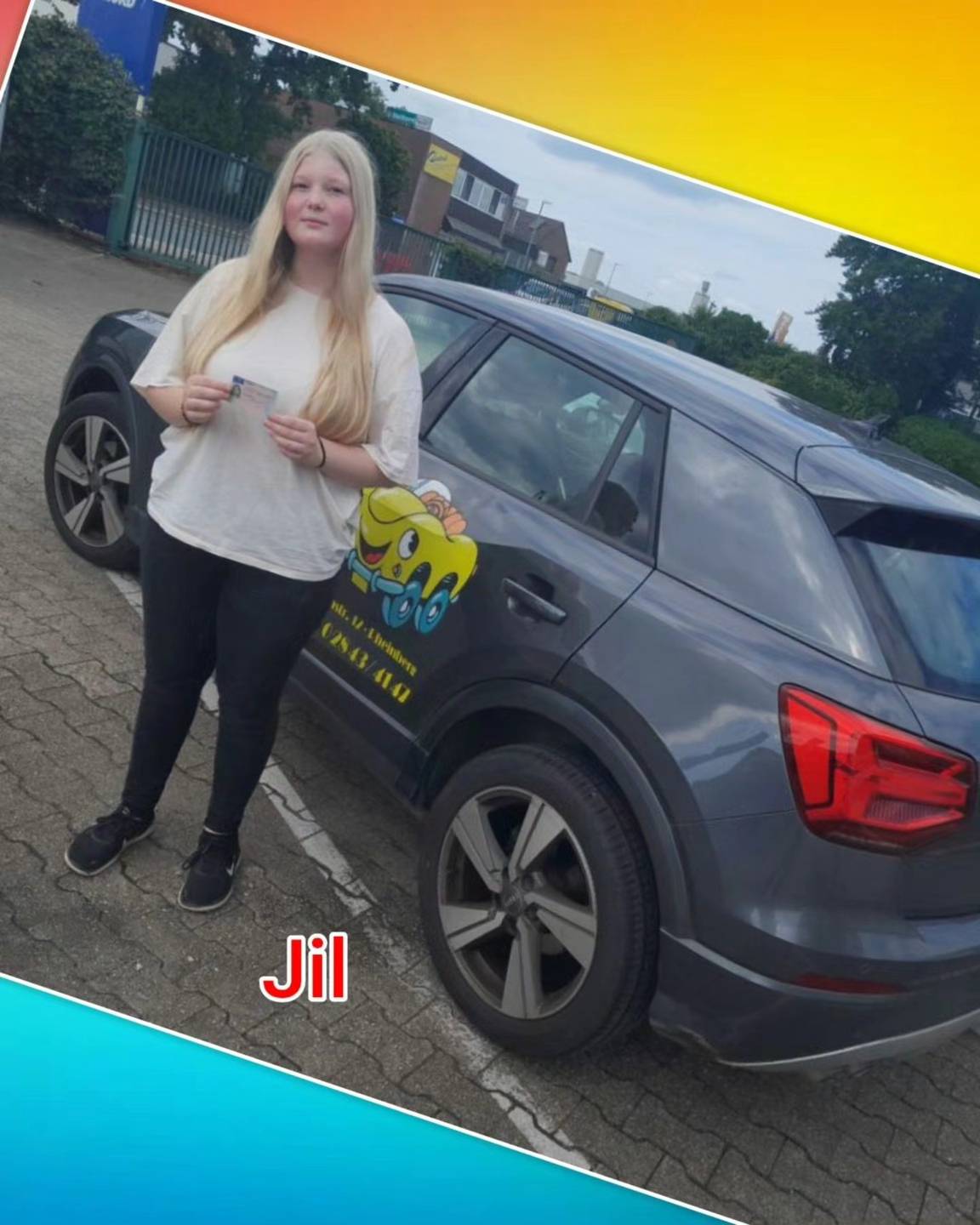 Bunter Hintergrund, mit Bild der Zweirad und Auto-Prüflinge nach der Führerscheinübergabe