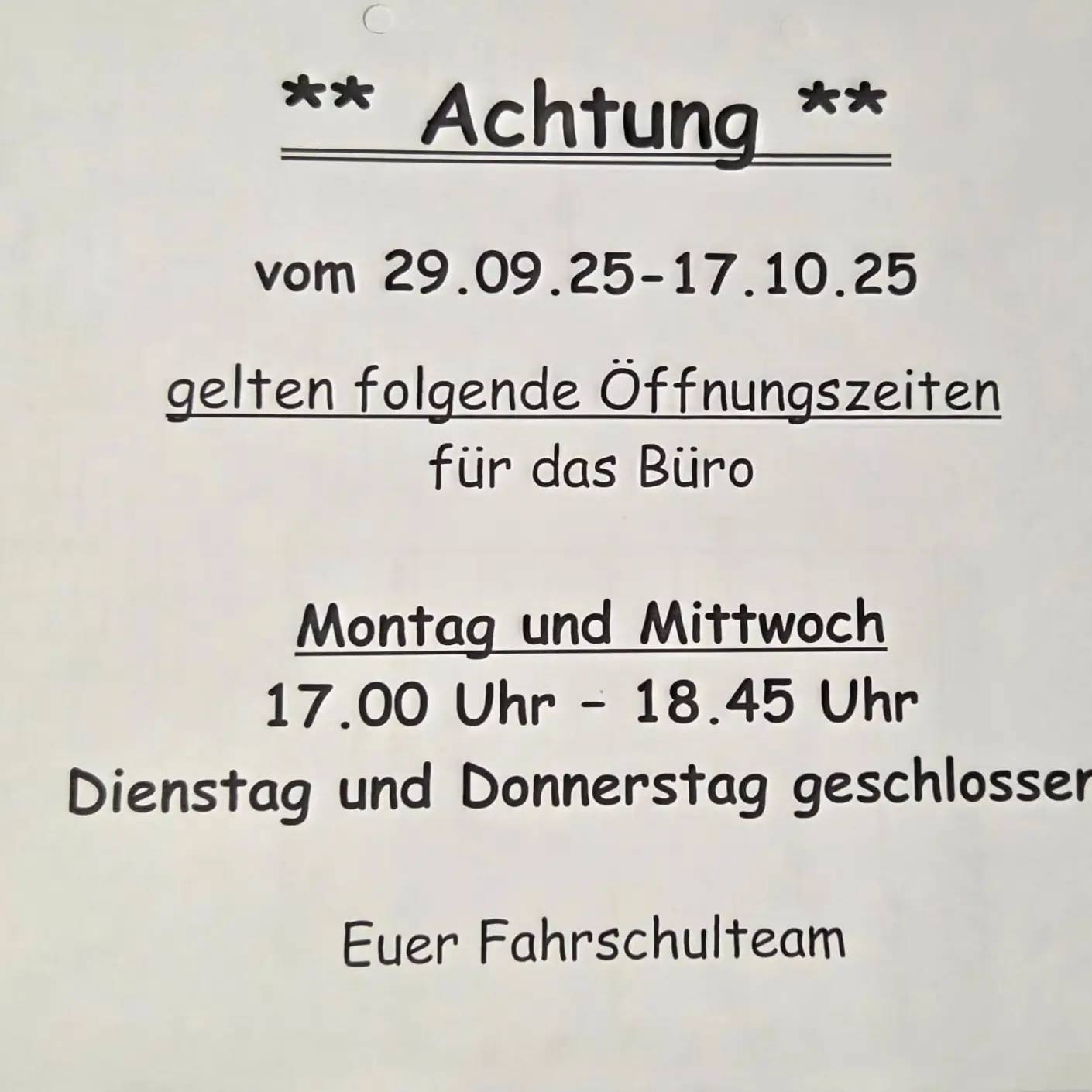 Aushang mit Text: Öffnungszeiten vom 29.09. - 17.10.2025 -> Montag und Mittwoch normal geöffnet, Dienstag und Donnerstag geschlossen