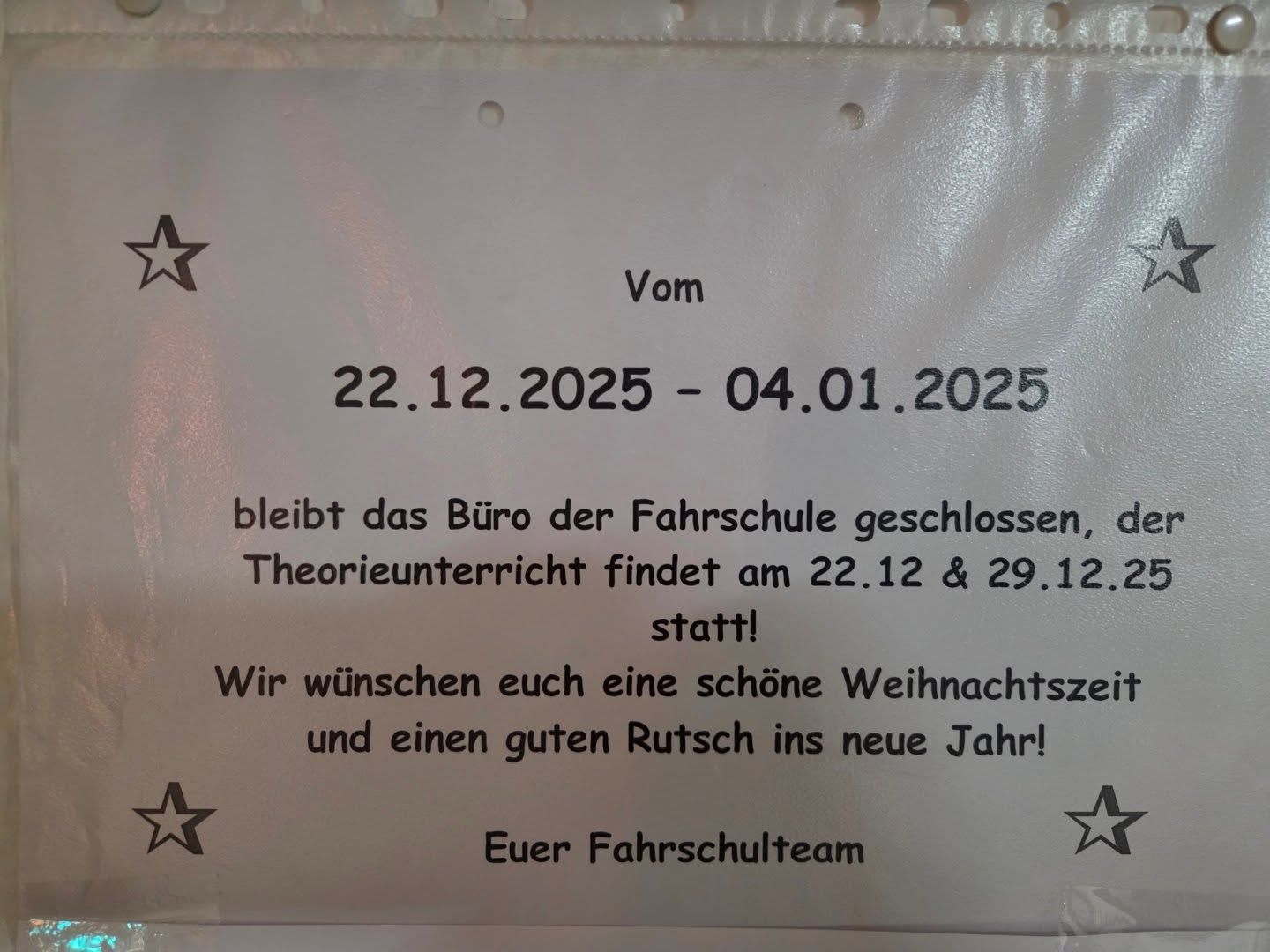17.12.2025: Geschlossen vom 22.12.2025-04.01.2026 Aushang mit Text: Öffnungszeiten vom 22.12.2025 - 04.01.2026 -> am 22. und 29. findet der Theorieunterricht statt