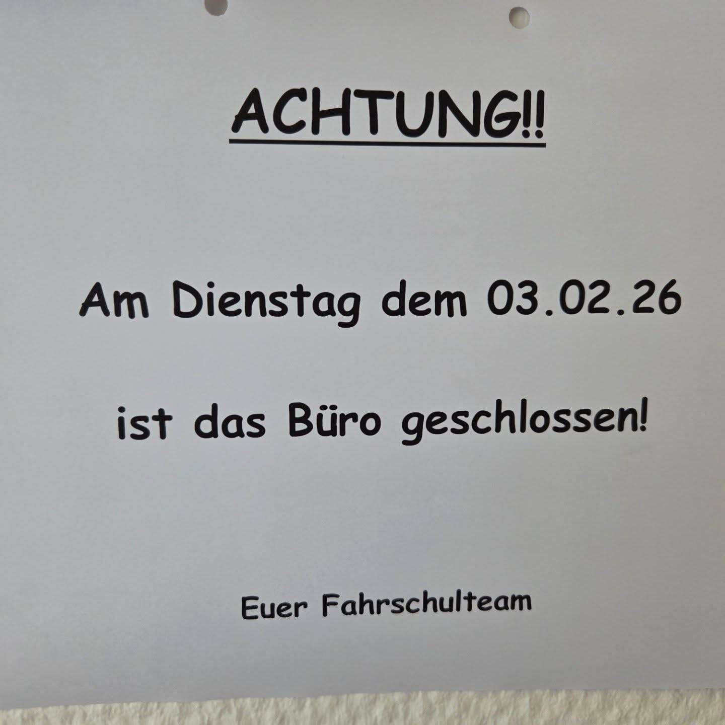 Aushang mit Text: Öffnungszeiten am 3.2. bleibt das Büro geschlossen