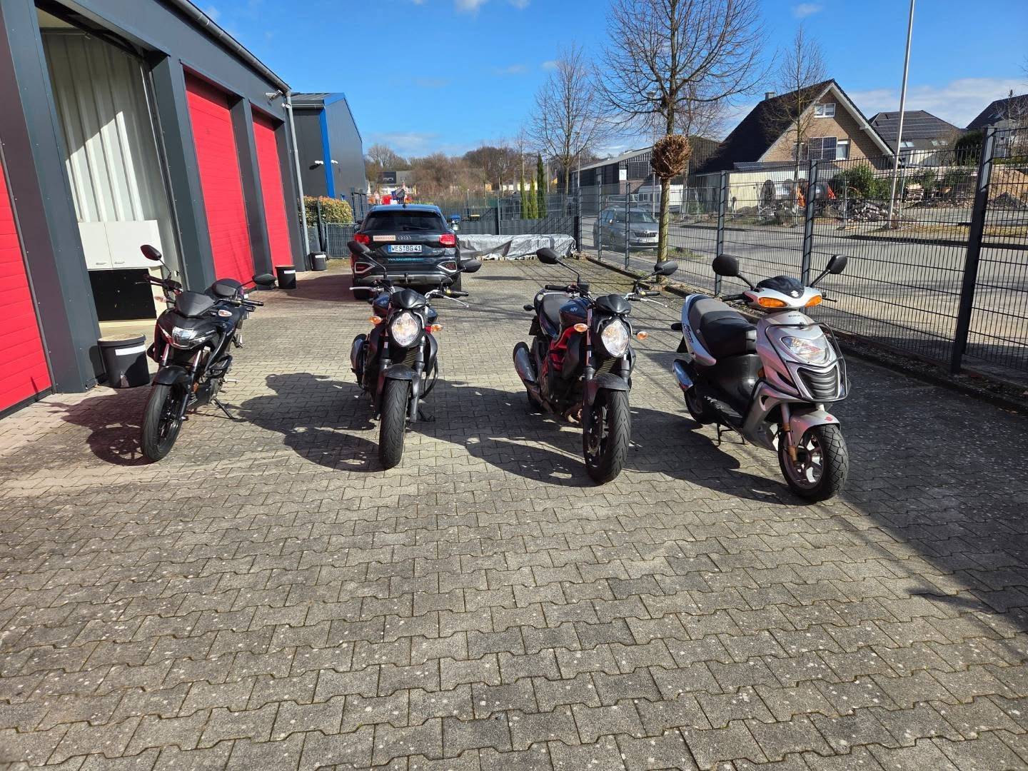 4 Zweiräder vor unserer Garage