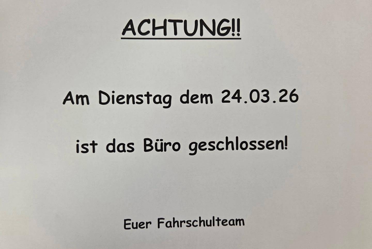 Aushang mit Text: Öffnungszeiten - Das Büro bleibt heute geschlossen/closed