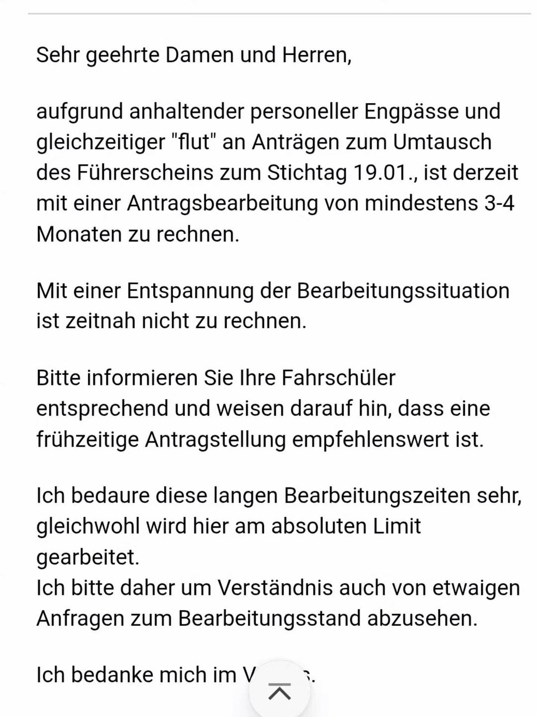 Foto eines Aushangs zum Engpass beim Amt - Führerscheinumtausch kann dauern