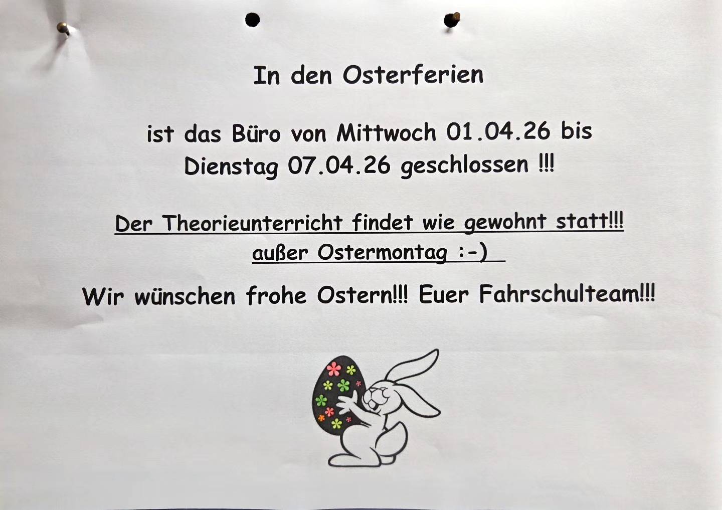 Bürostuhl, Schreibtisch, davor ein Osterhase mit Ostergesteck