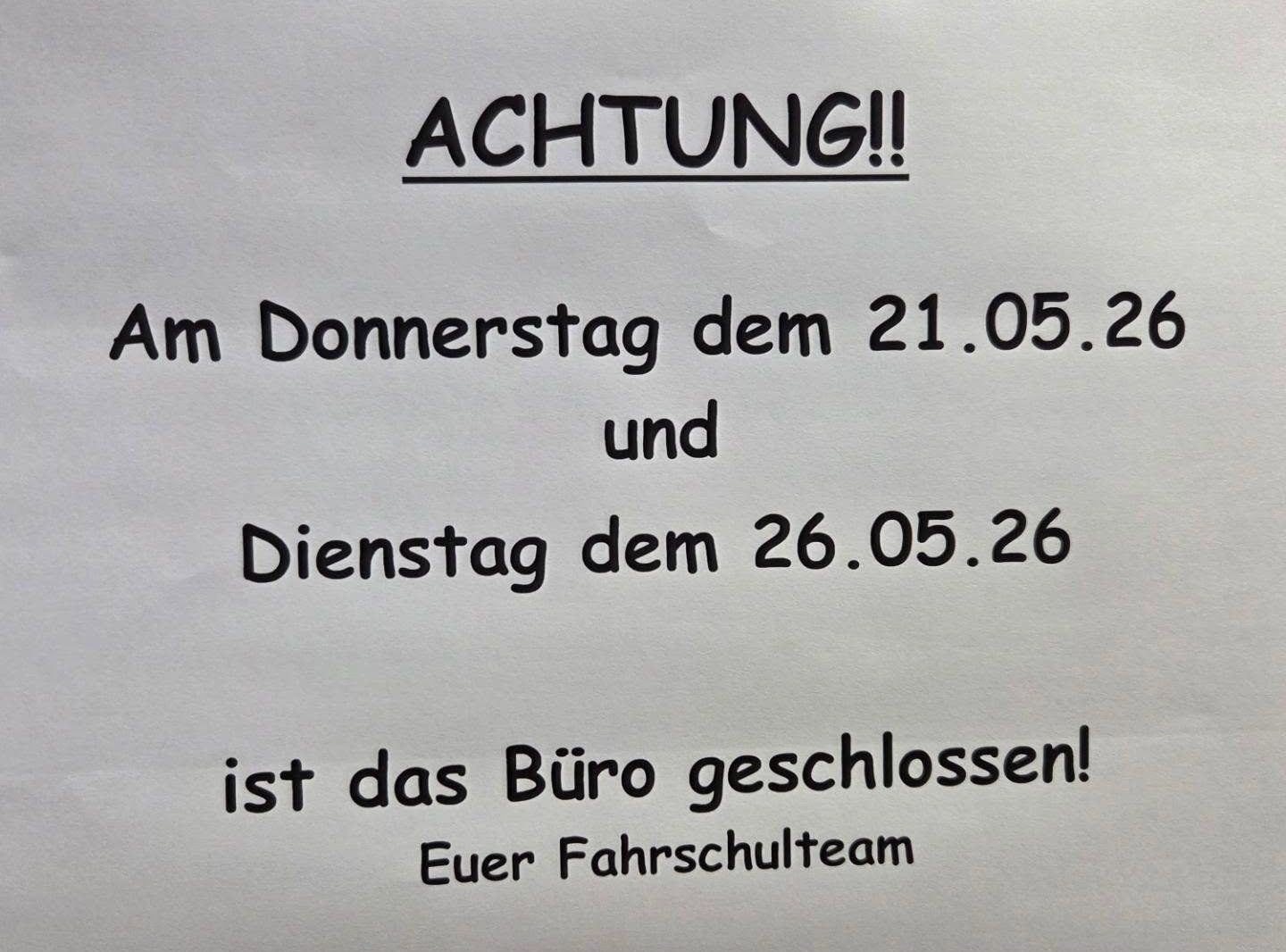 Screenshot vom Aushang in der Fahrschule mit dem Text, dass die Fahrschule am 21. und 26. Mai geschlossen bleibt!
