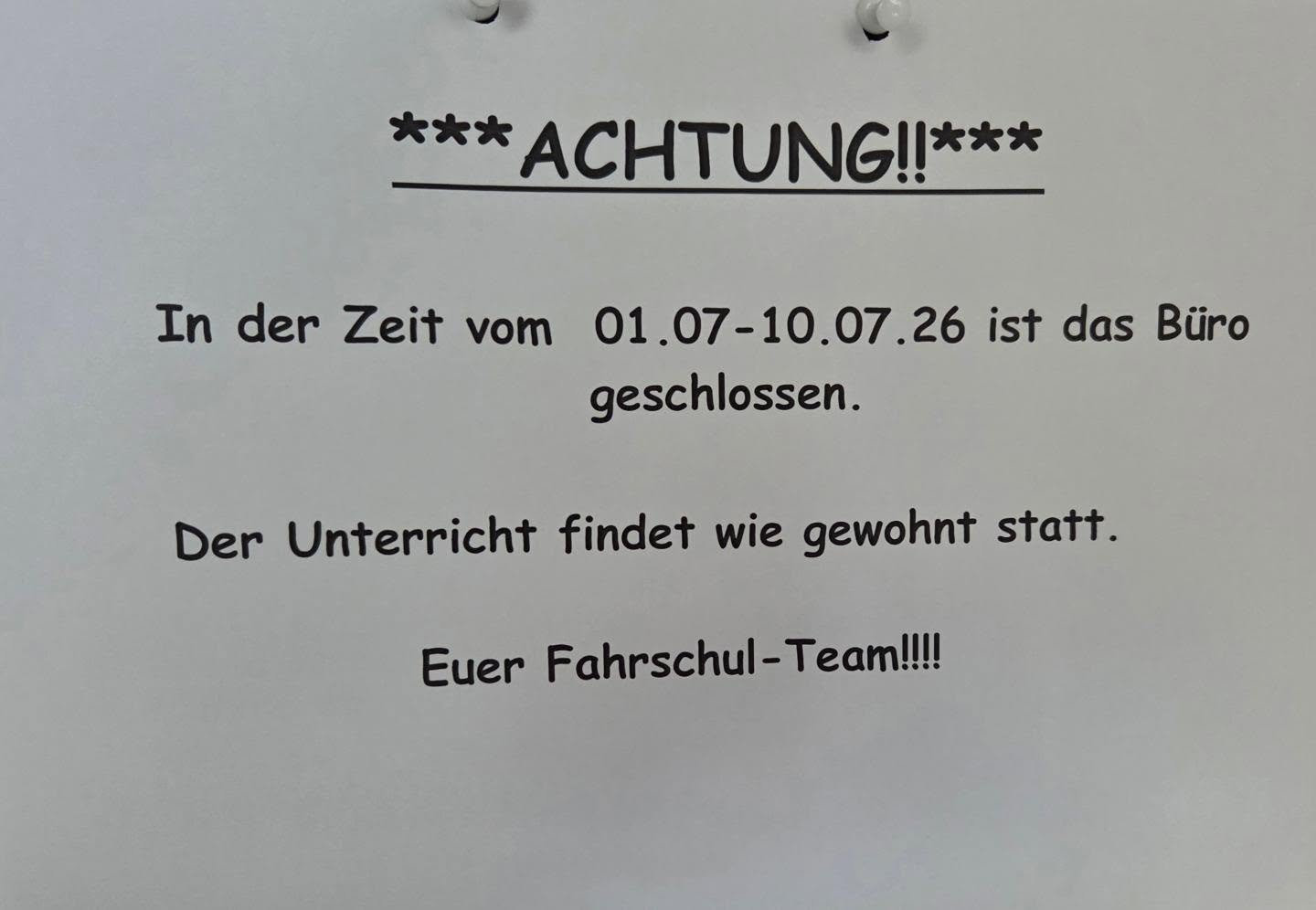 Screenshot vom Aushang in der Fahrschule mit dem Text, dass das Büro der Fahrschule im benannten Zeitraum geschlossen ist